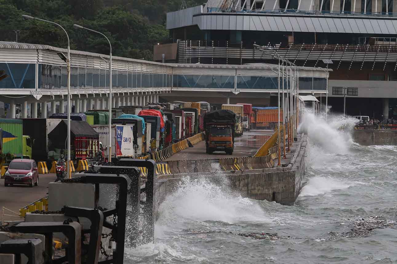 Imbas Cuaca Buruk, Arus Kendaraan Padat di Pelabuhan Merak