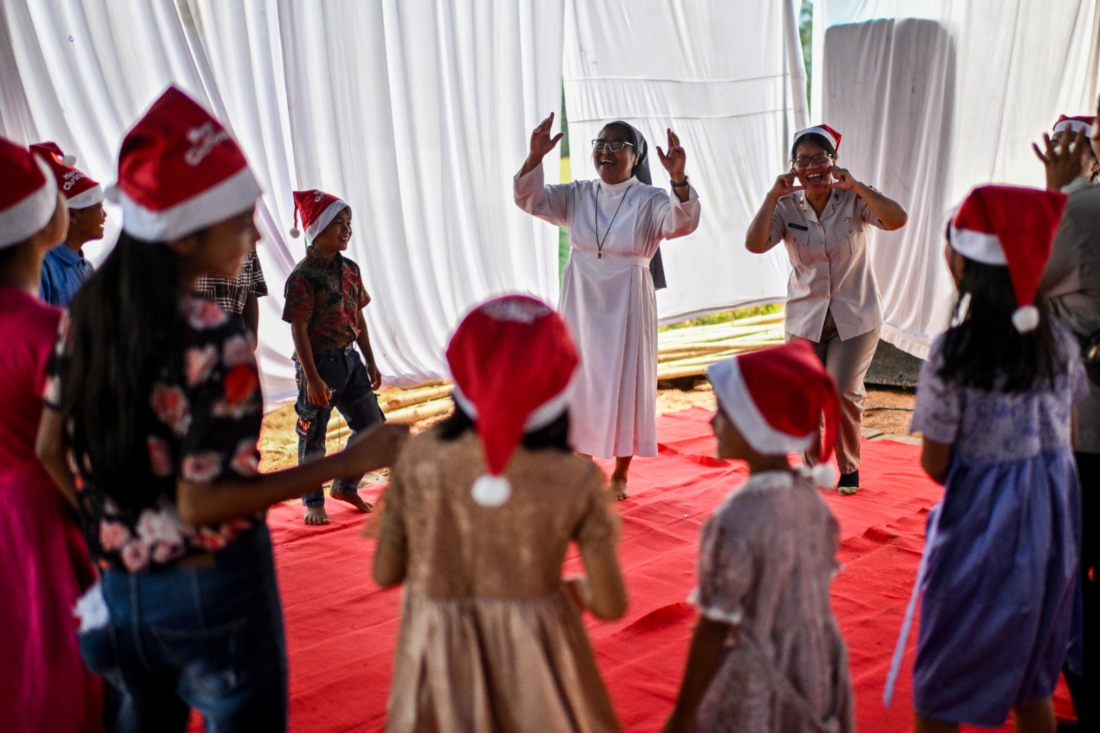 Ibadah Natal di tenda pengungsian Hutanabolon