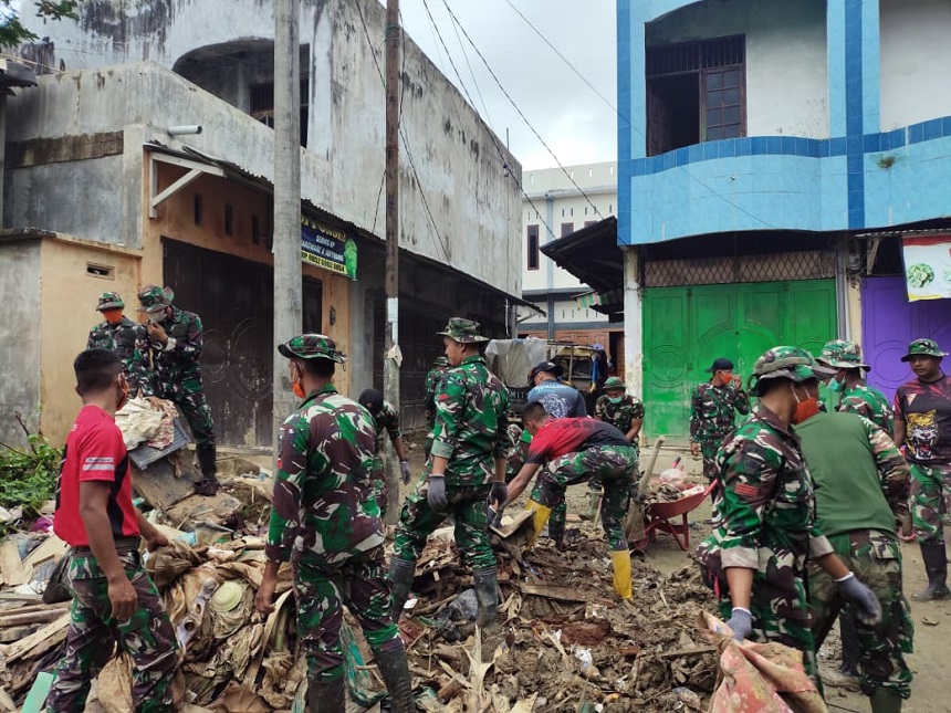 TNI Bersihkan Pasar Kuala Simpang, Dorong Pemulihan Ekonomi Pascabanjir