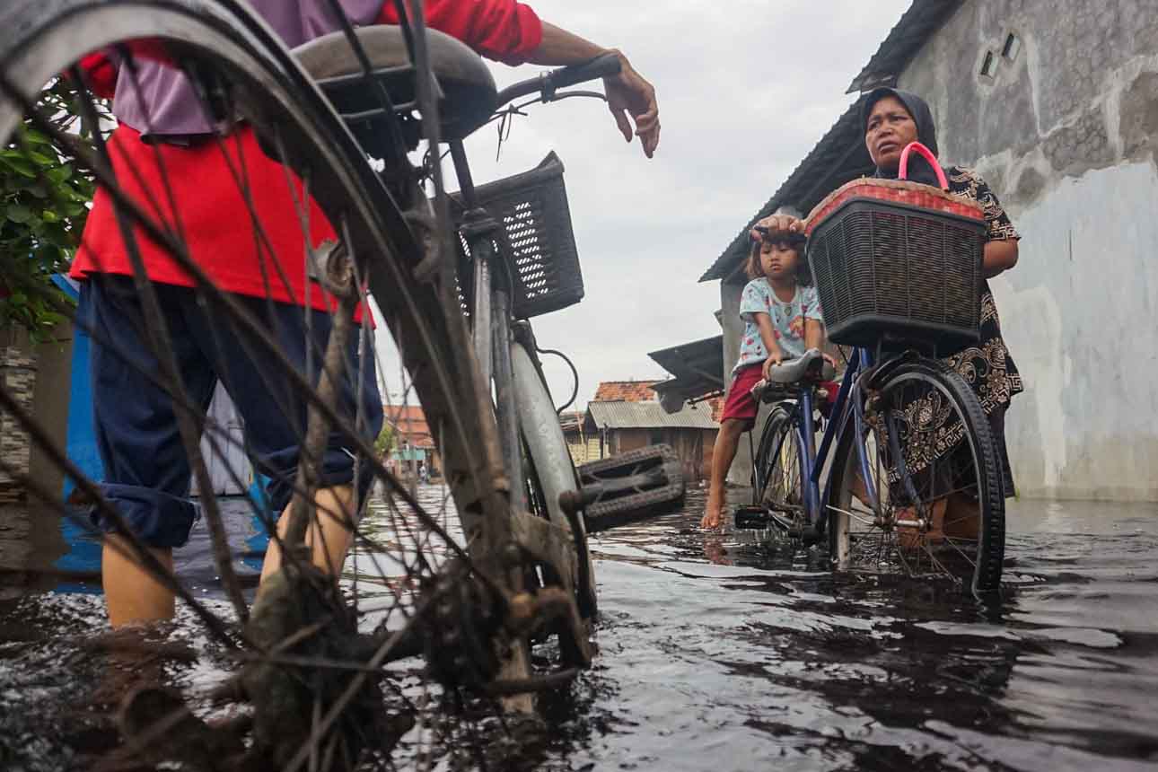 Tanggul Sungai Jebol, Banjir Rendam Kampung Pabean dan Ganggu Aktivitas Ekonomi serta Pendidikan
