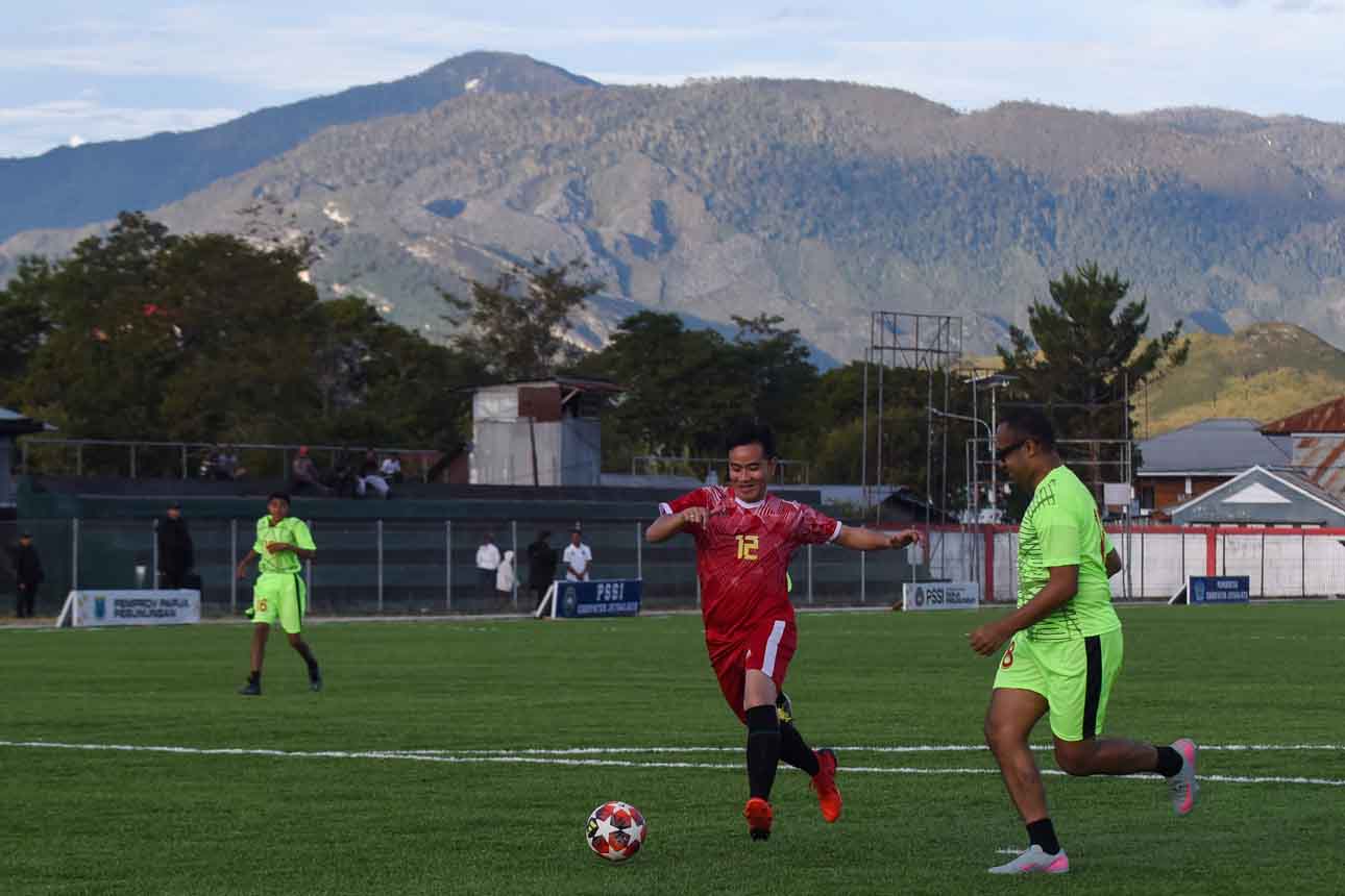 Wapres Main Bola Dukung Pembinaan Generasi Muda di Papua Pegunungan