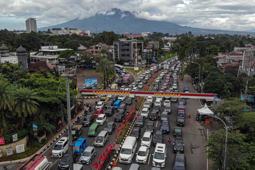 Arus Kendaraan di Jalur Wisata Puncak Bogor Meningkat Saat Libur Isra Miraj