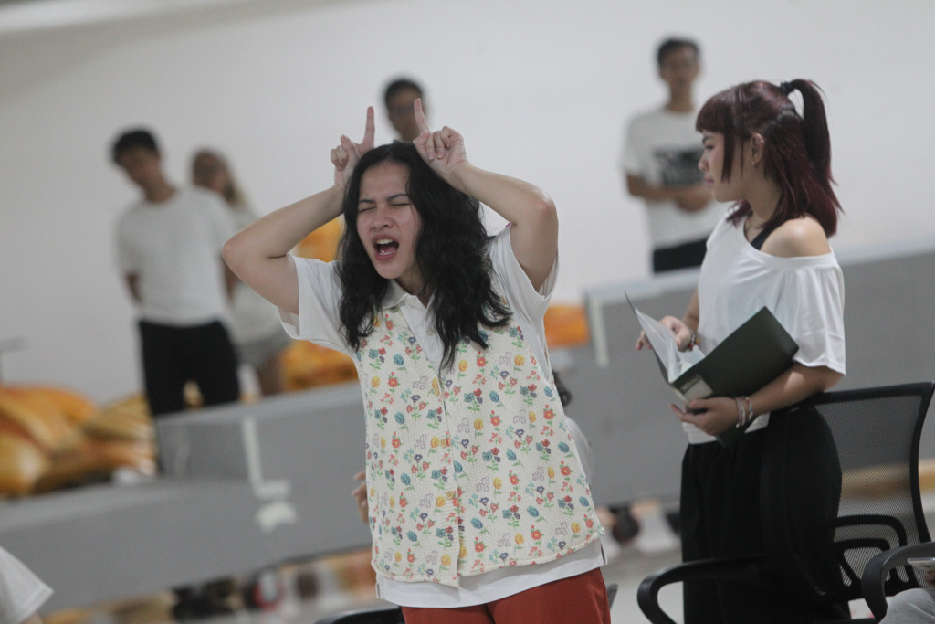 Latihan jelang pementasan musikal Perahu Kertas