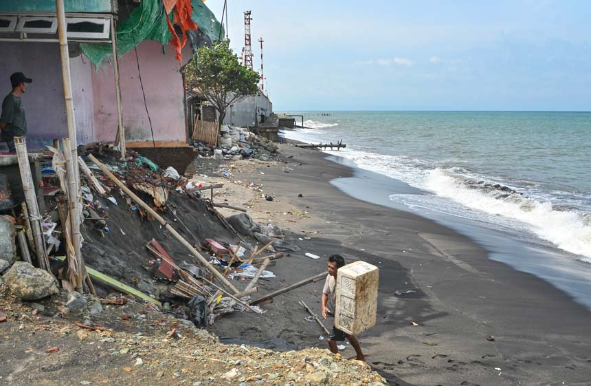 Warga Pesisir NTB Diminta Waspadai Banjir Rob