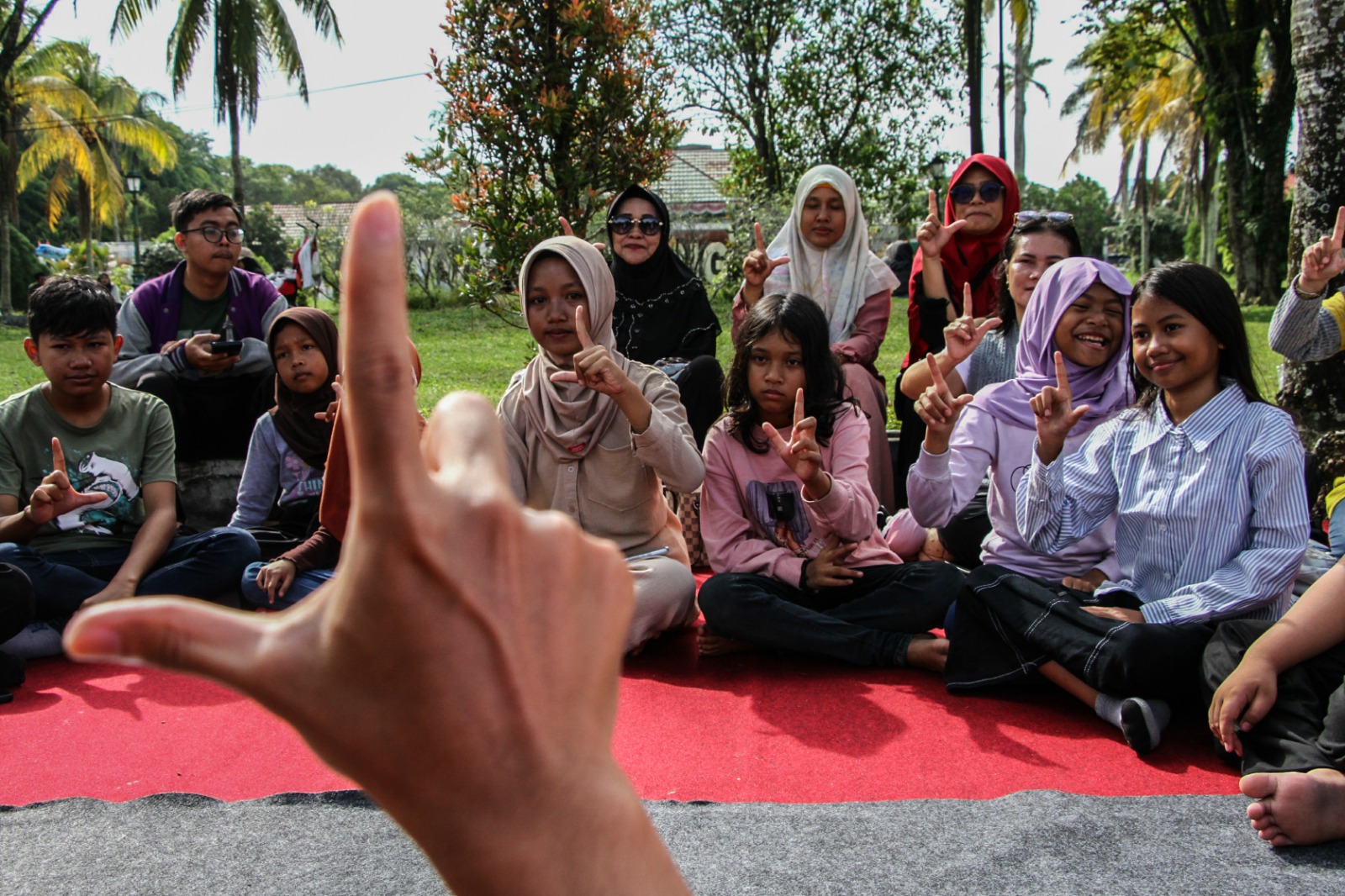 Belajar bahasa isyarat memperingati Hari Tuli Nasional