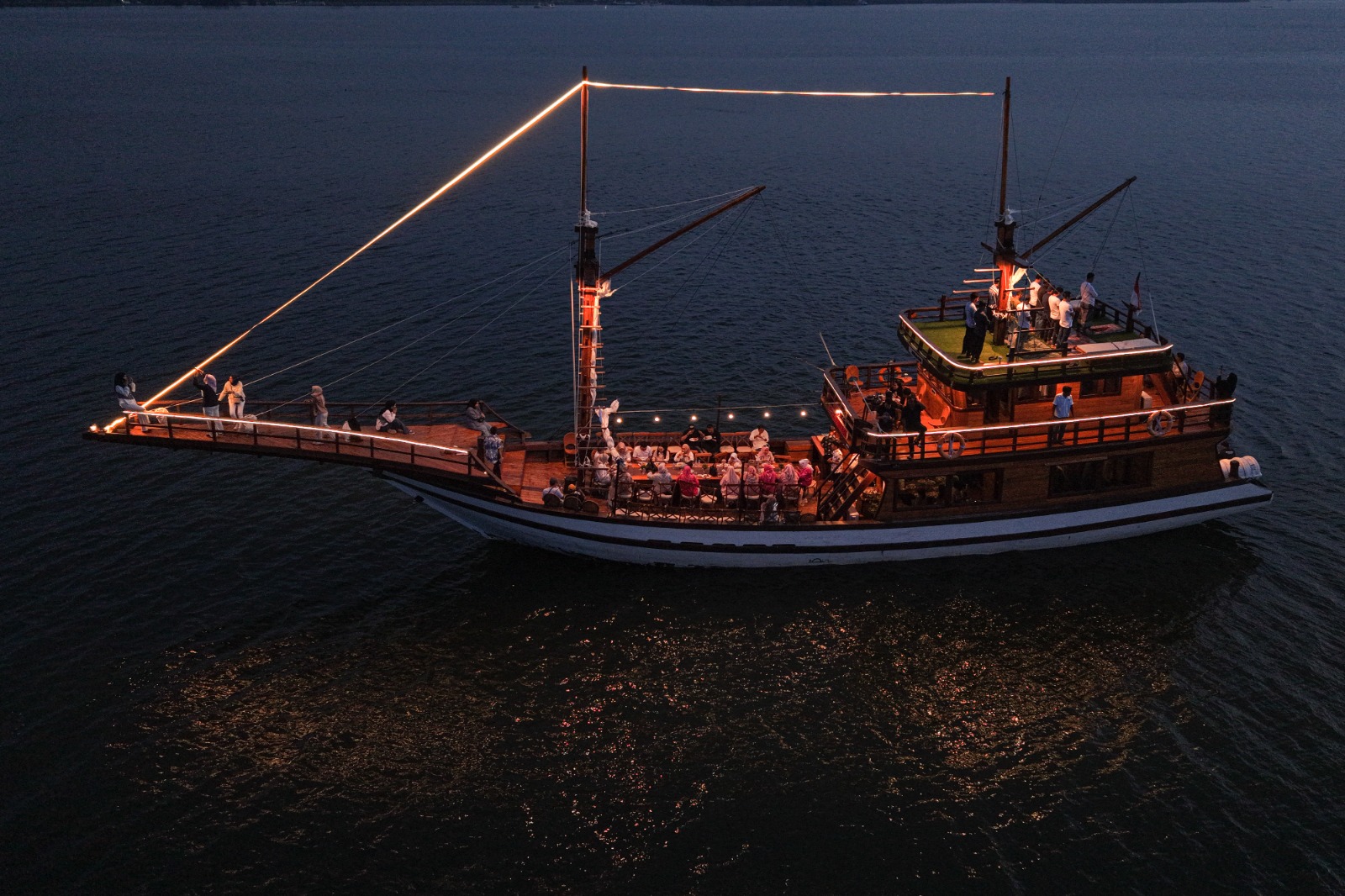 Kapal pinisi wisata di Kendari