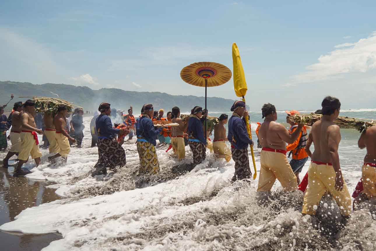 Tradisi Labuhan Keraton Yogyakarta di Pantai Parangkusumo Peringati Bertakhtanya Sri Sultan HB X