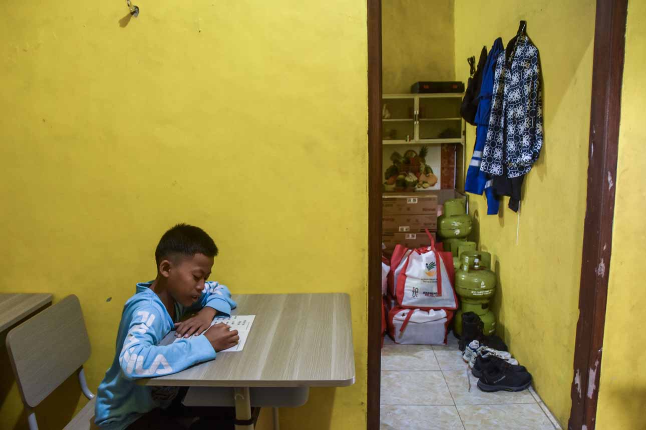 Kekurangan Ruang Kelas, 18 Siswa Sekolah Rakyat Belajar di Gudang dan Mushola