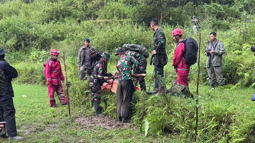 Tergabung Tim SAR Gabungan, Prajurit Lanud Sultan Hasanuddin Tembus Medan Curam Evakuasi Korban ATR 42-500
