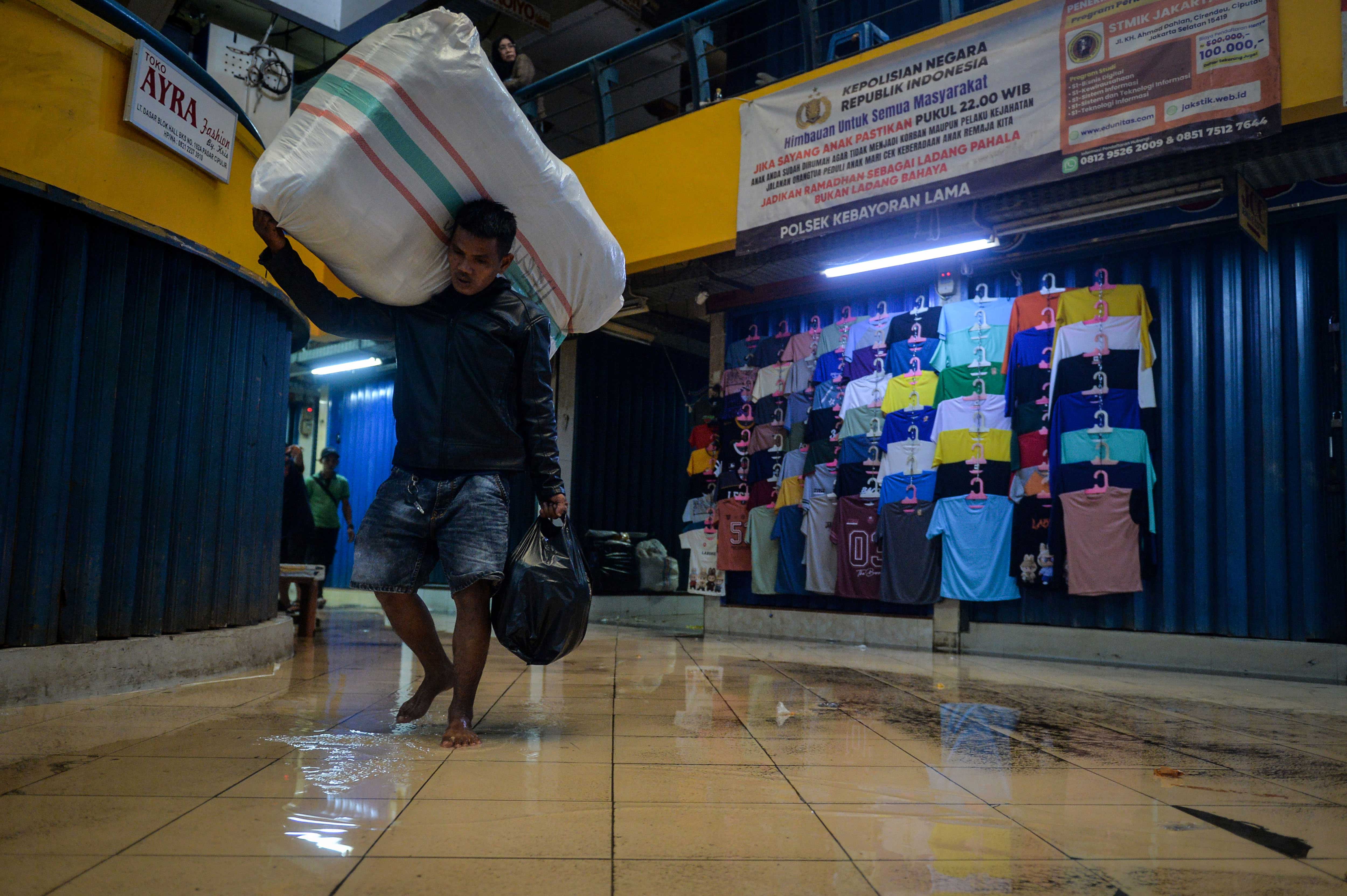 Drainase Buruk Picu Genangan Air di Pasar Cipulir