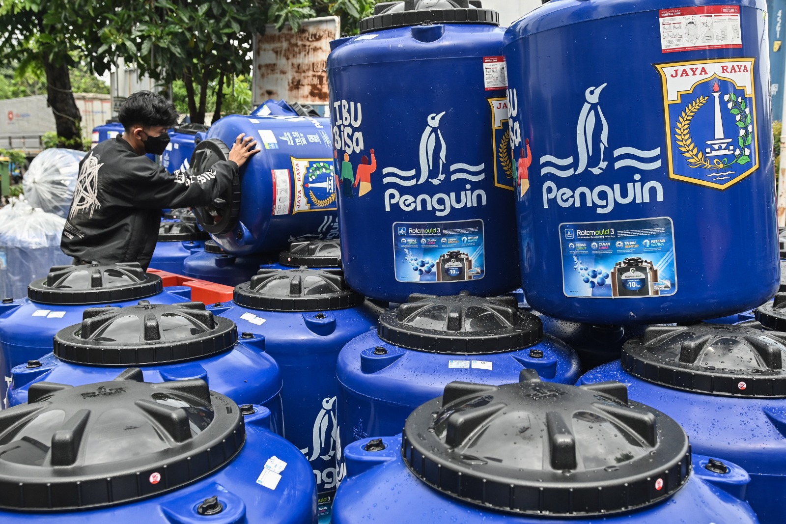 Penyerahan toren air untuk MBR di Jakarta