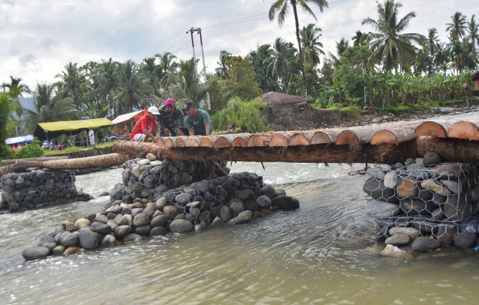 Kelanjutan pembangunan jembatan darurat di Padang Pariaman