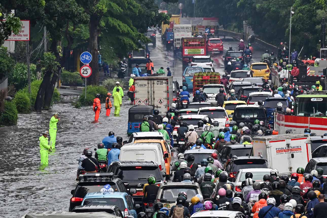 Genangan Air Ganggu Kelancaran Lalu Lintas di Cawang