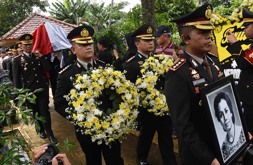 Pemakaman Istri Mantan Kapolri Hoegeng
