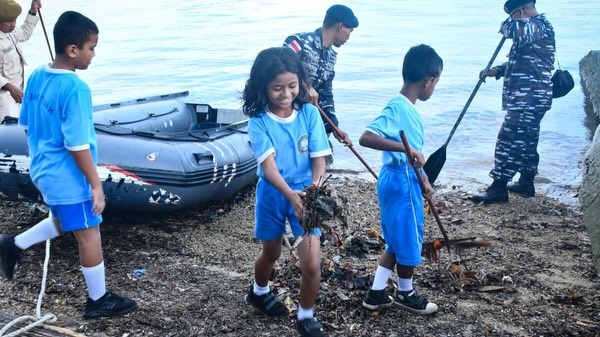 Nyatakan Perang Terhadap Sampah, TNI Bergerak Serentak Bersihkan Lingkungan