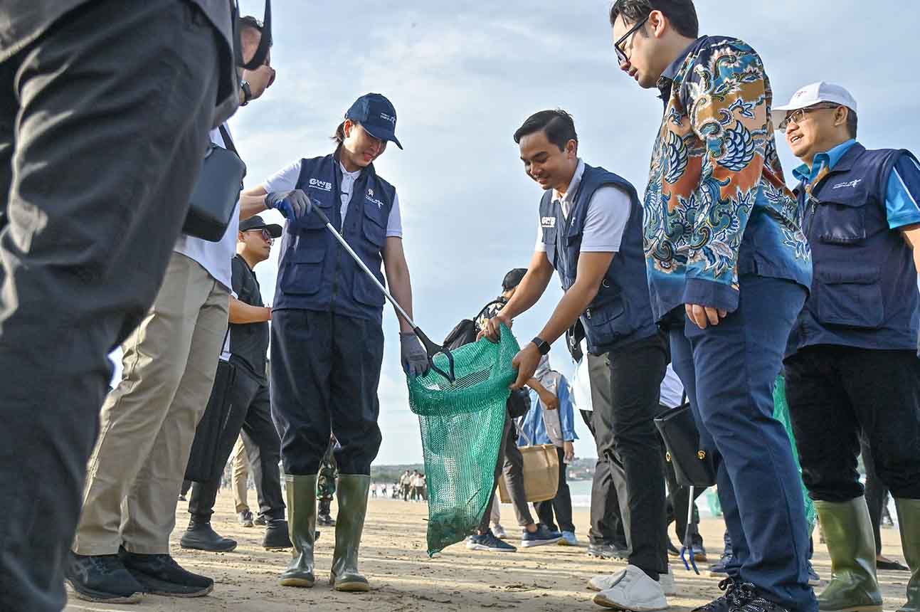 Ribuan Peserta dari Berbagai Instansi Turun Tangan dalam Aksi Bersih Sampah Laut di Bali