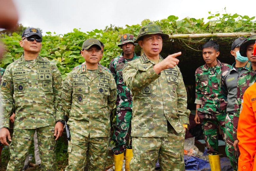 Panglima TNI Turun ke Cisarua Tinjau Longsor, TNI Siaga Bantu Warga