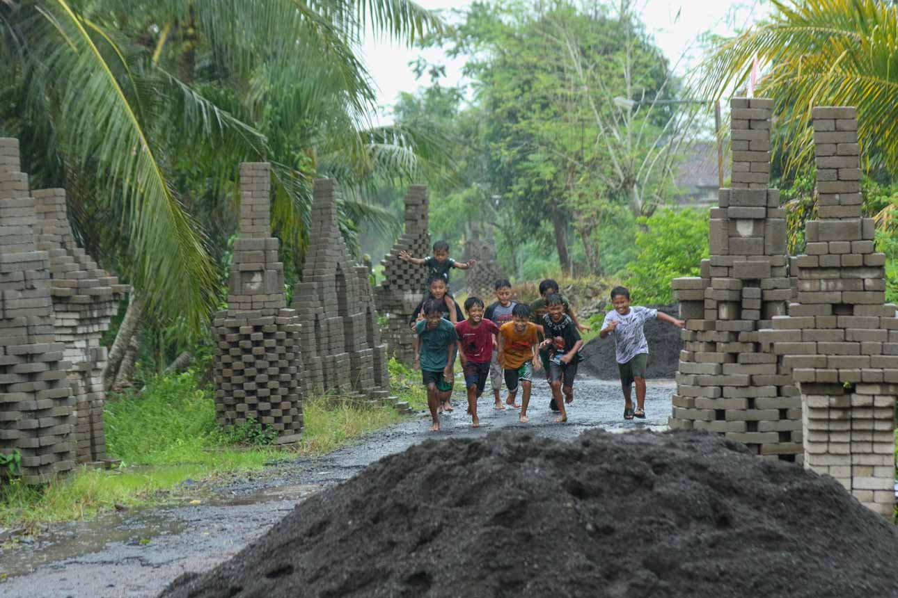 Proyek Jalan Tak Kunjung Dikerjakan, Warga Bangun 13 Candi dari Paving
