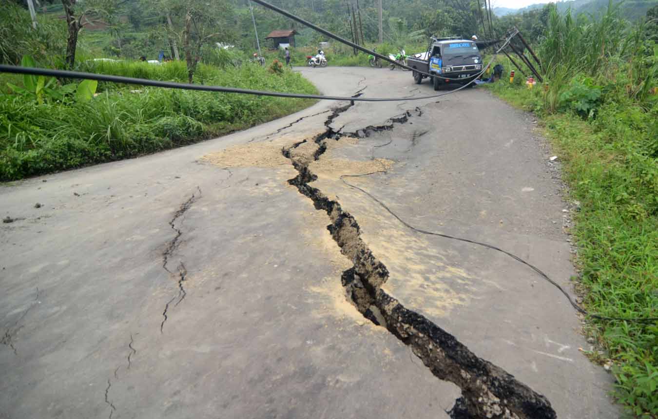 Akses Jalan di Kaki Gunung Slamet Amblas