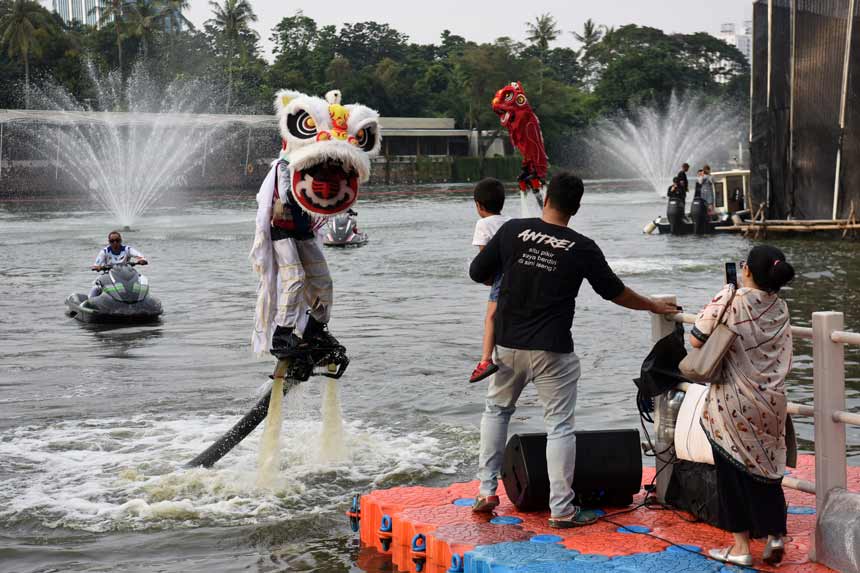 Atraksi Barongsai di Atas Permukaan Air