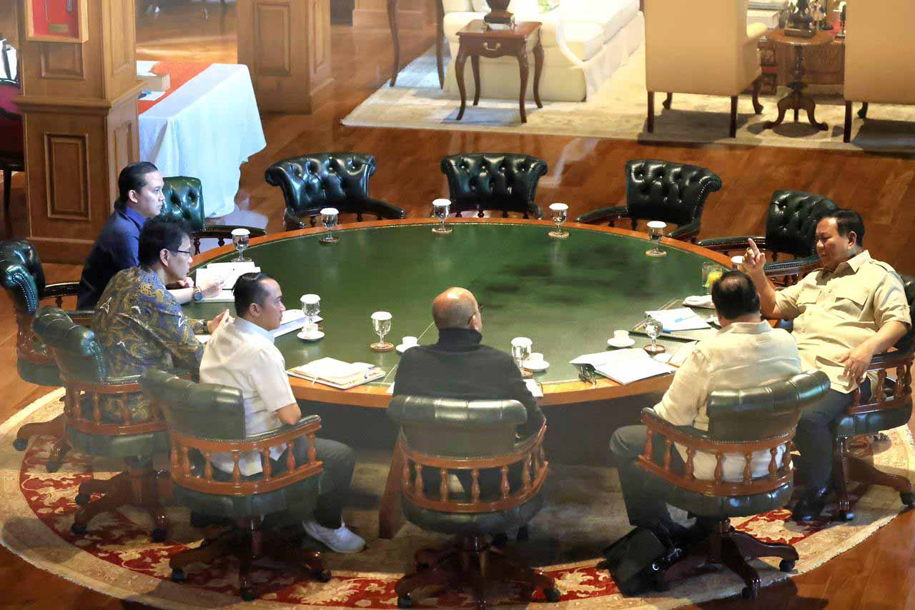 Presiden Prabowo Pimpin Rapat Ekonomi di Hambalang