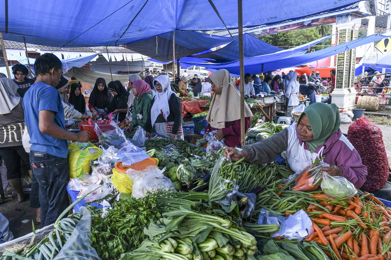 Warga dan Penyintas Bencana Mulai Berbelanja di Pasar Menjelang Ramadhan