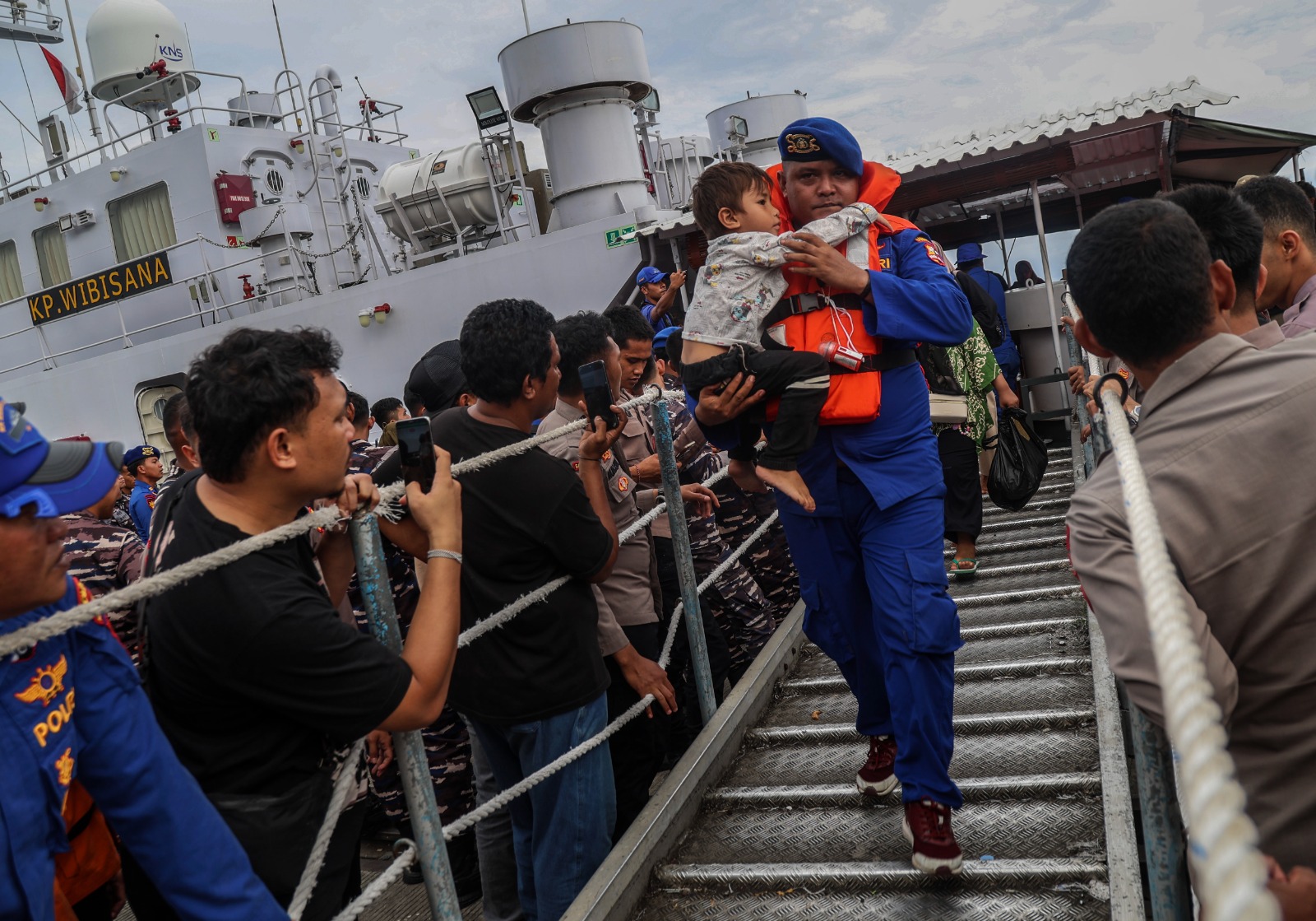 Evakuasi penumpang KM Intim Teratai yang kandas di Pulau Makian
