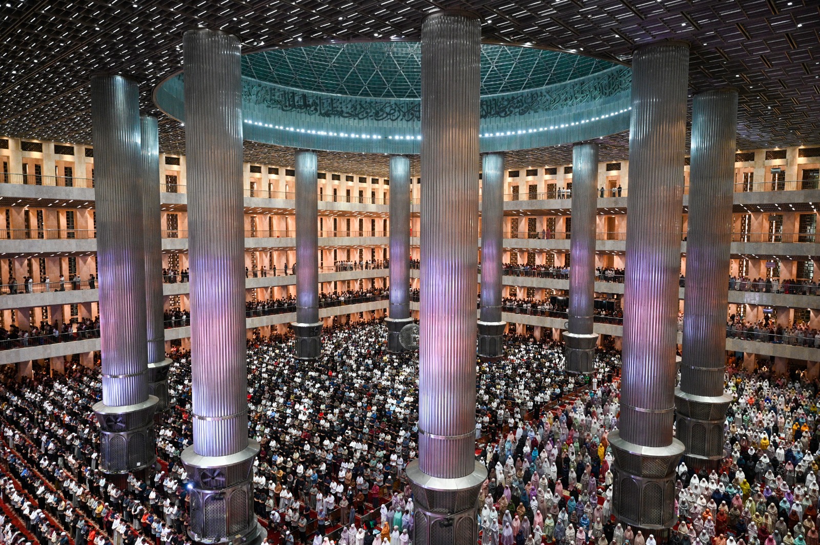 Shalat Tarawih pertama 1447 Hijriah di Masjid Istiqlal
