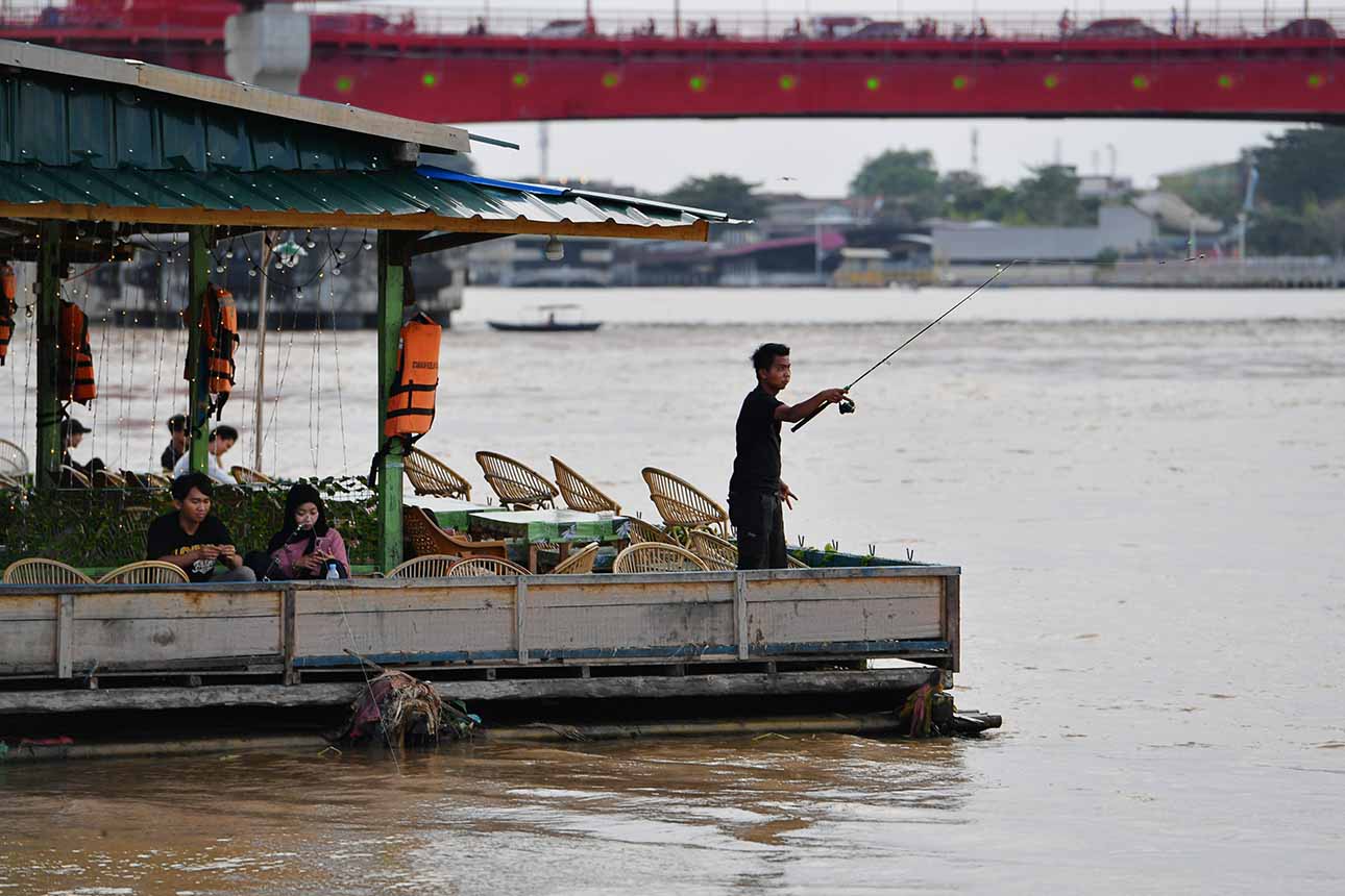 Suasana Senja di Sungai Musi, Favorit Warga Menanti Berbuka
