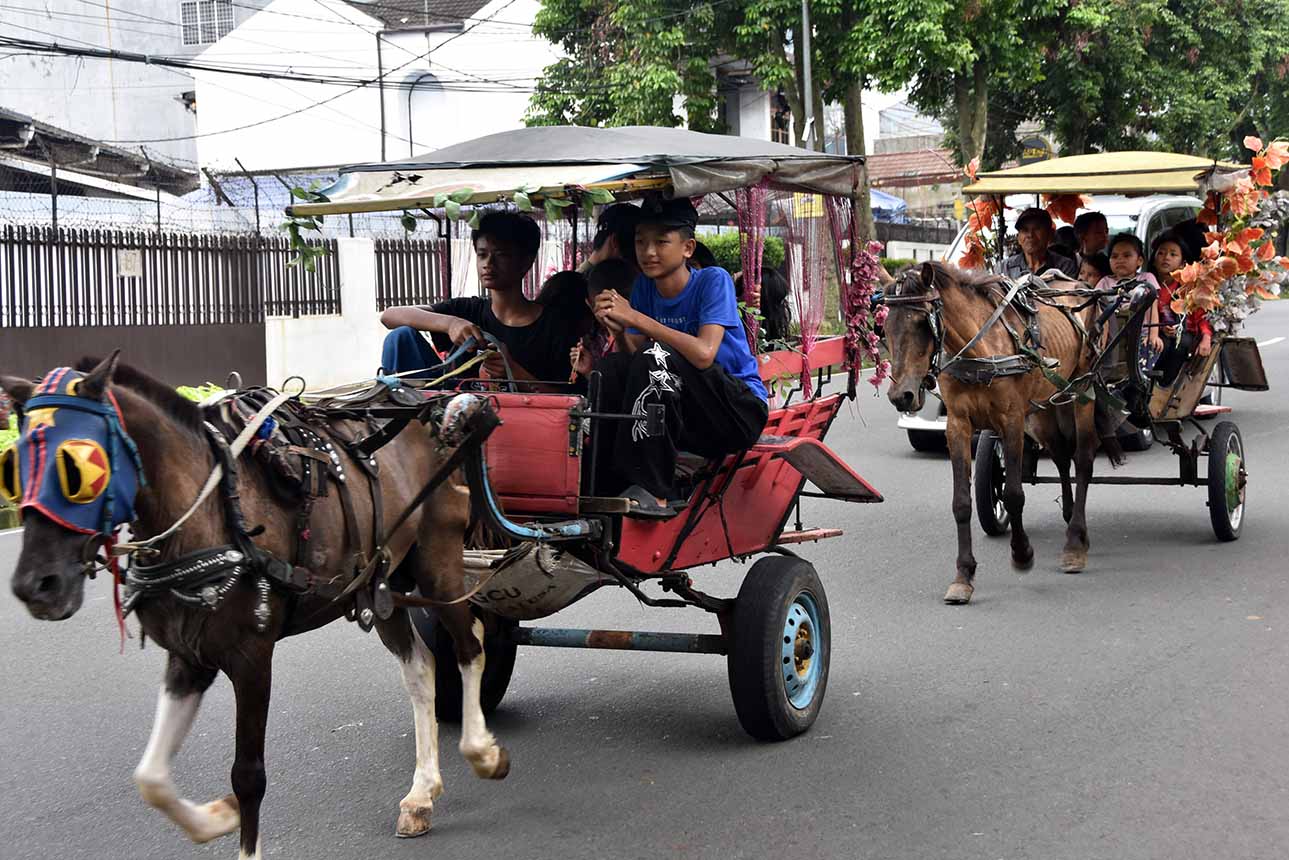 Seru-seruan Ngabuburit Naik Delman Menyusuri Kota Bogor