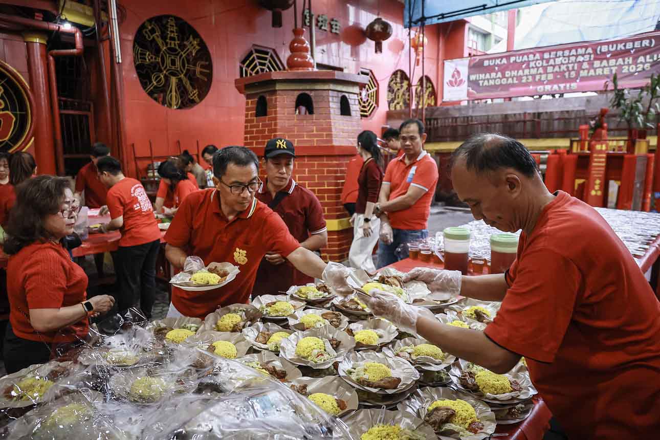 Ramadan Penuh Toleransi, Wihara Dharma Bakti Berbagi Makanan Buka Puasa
