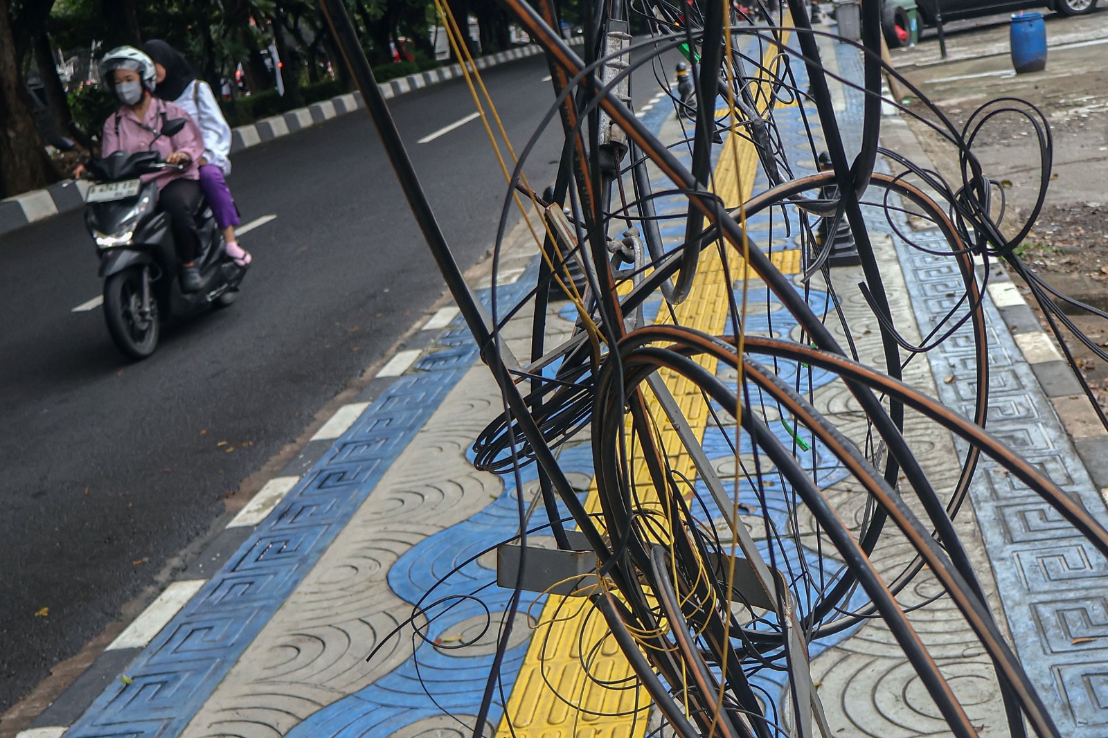 Jaringan kabel utilitas semrawut di Depok