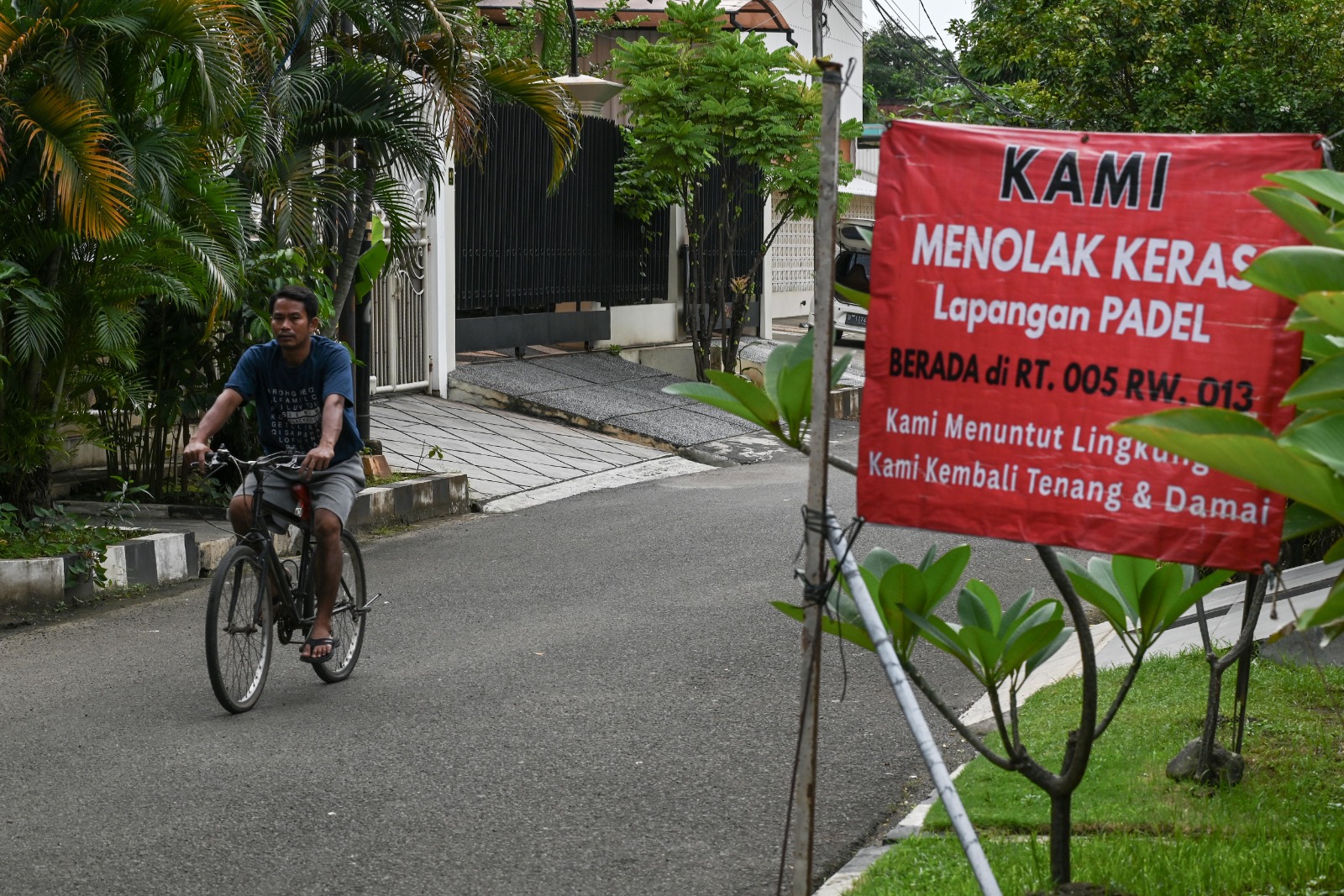 Aksi penolakan lapangan padel di permukiman Pulomas