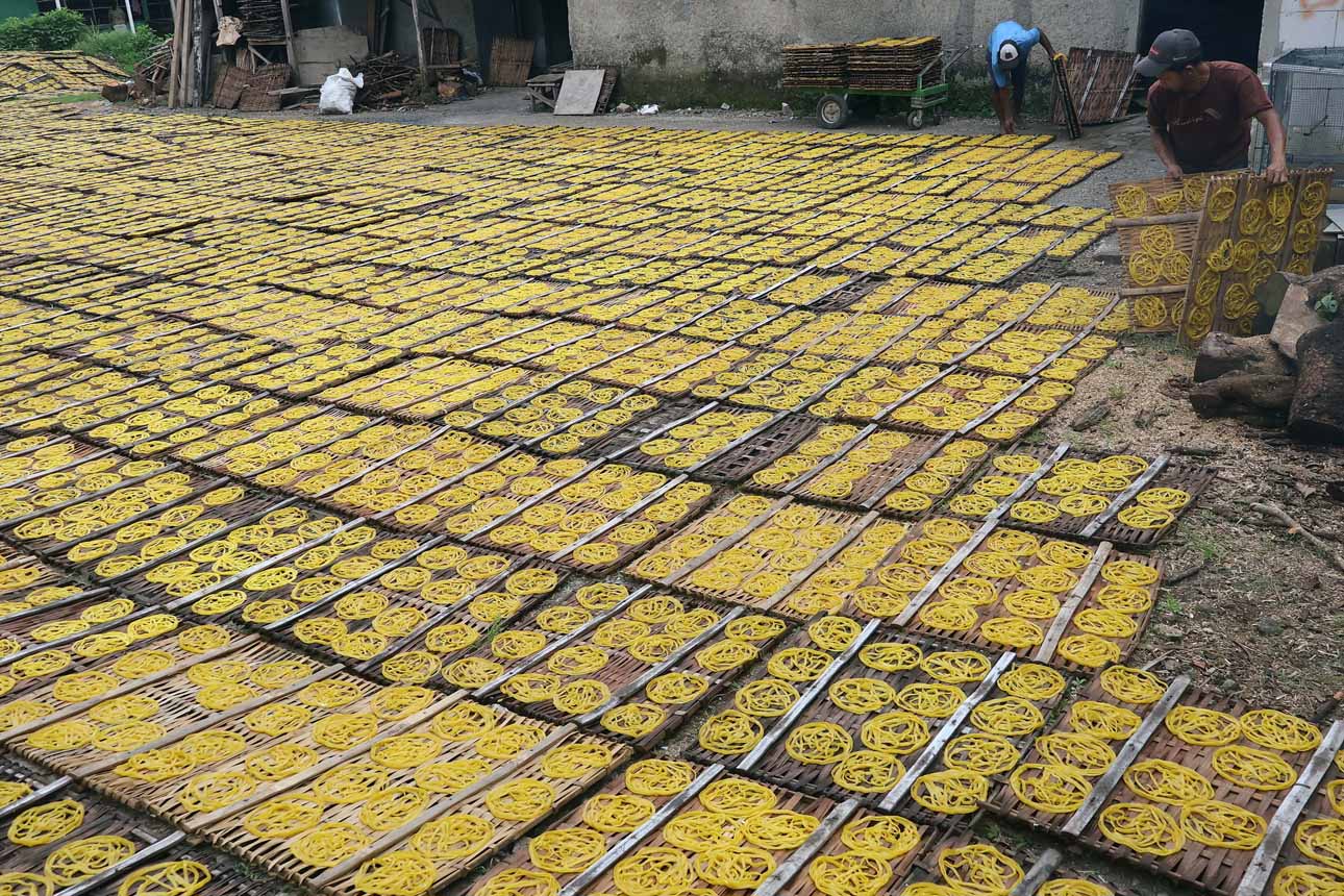 Industri Kerupuk Mie Kebanjiran Pesanan di Bulan Ramadan