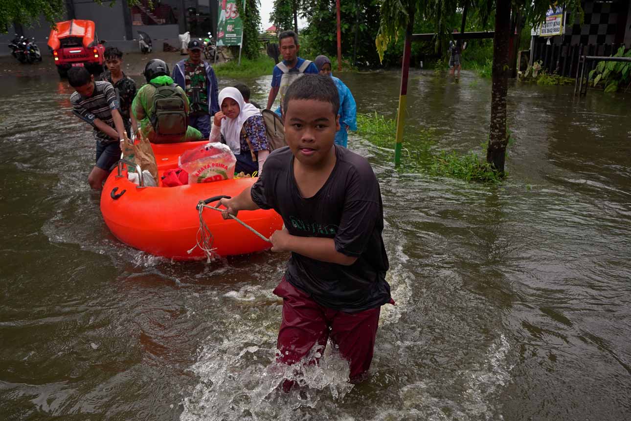 Warga Makassar Dievakuasi Akibat Banjir