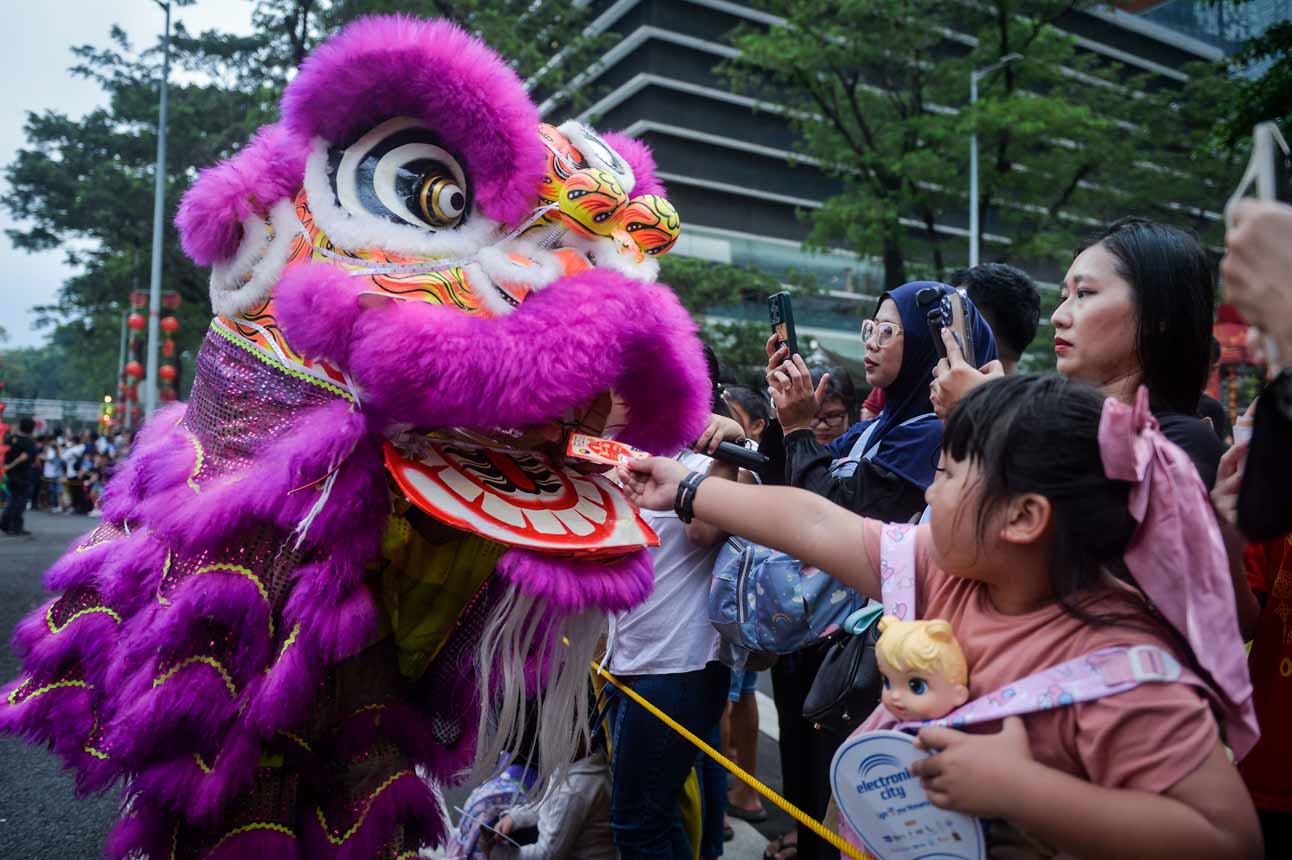 Parade Cap Go Meh Ramaikan Kawasan SCBD Jakarta