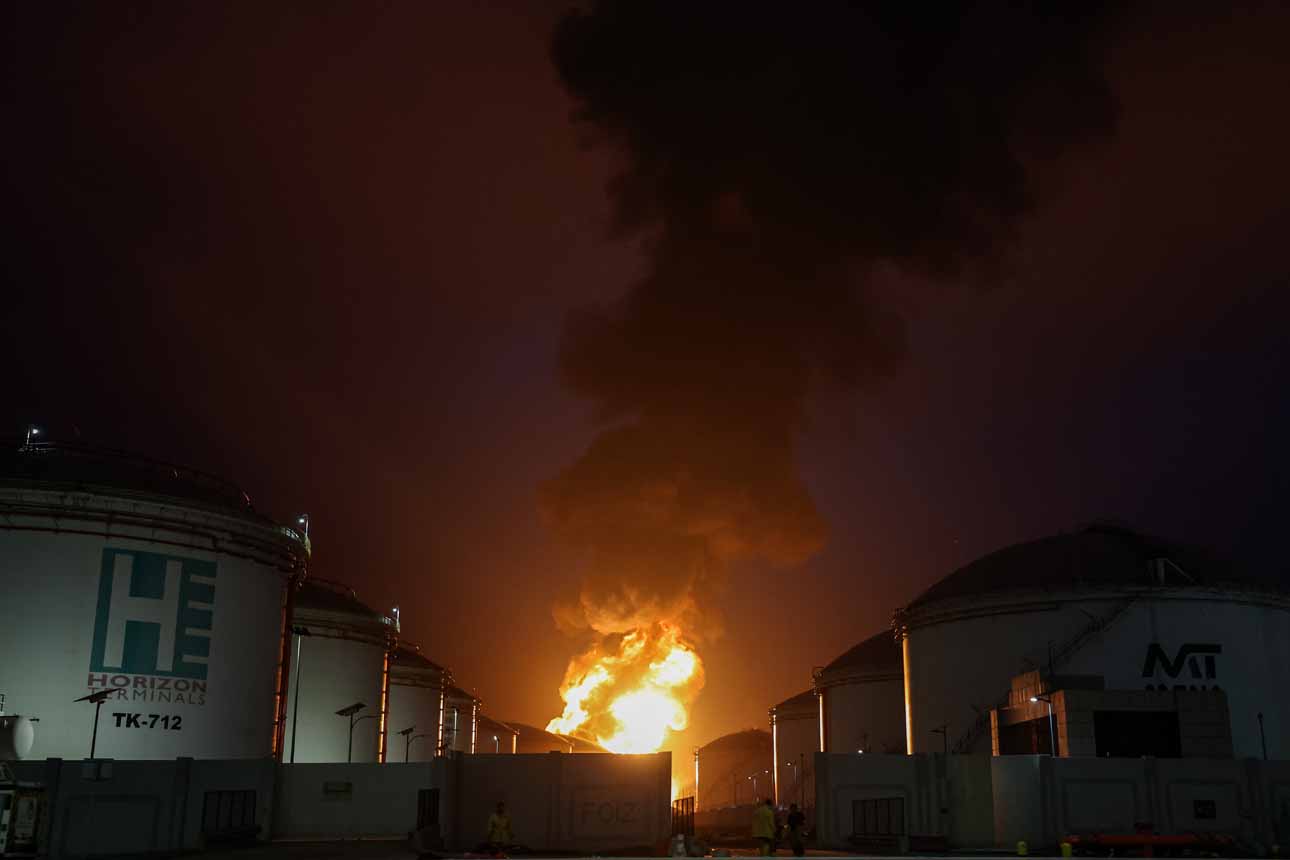 Serangan Iran Picu Kebakaran di Fujairah, UEA Tutup Wilayah Udara