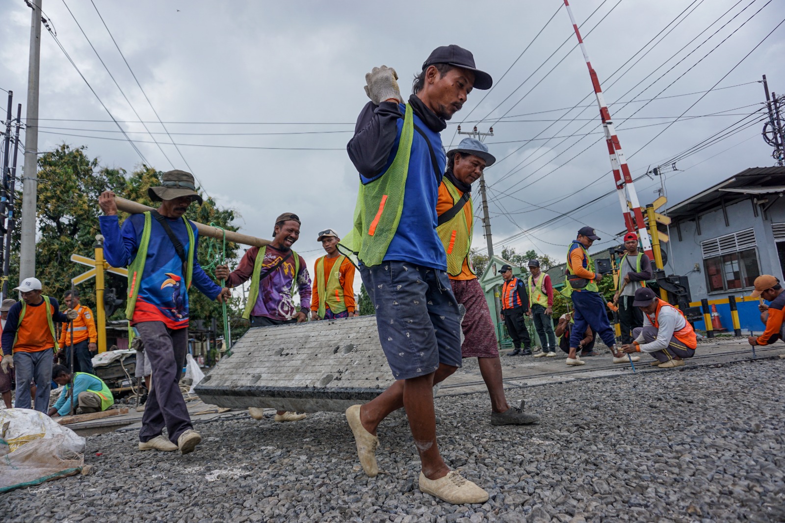 Peninggian perlintasan kereta api sebidang di Pekalongan
