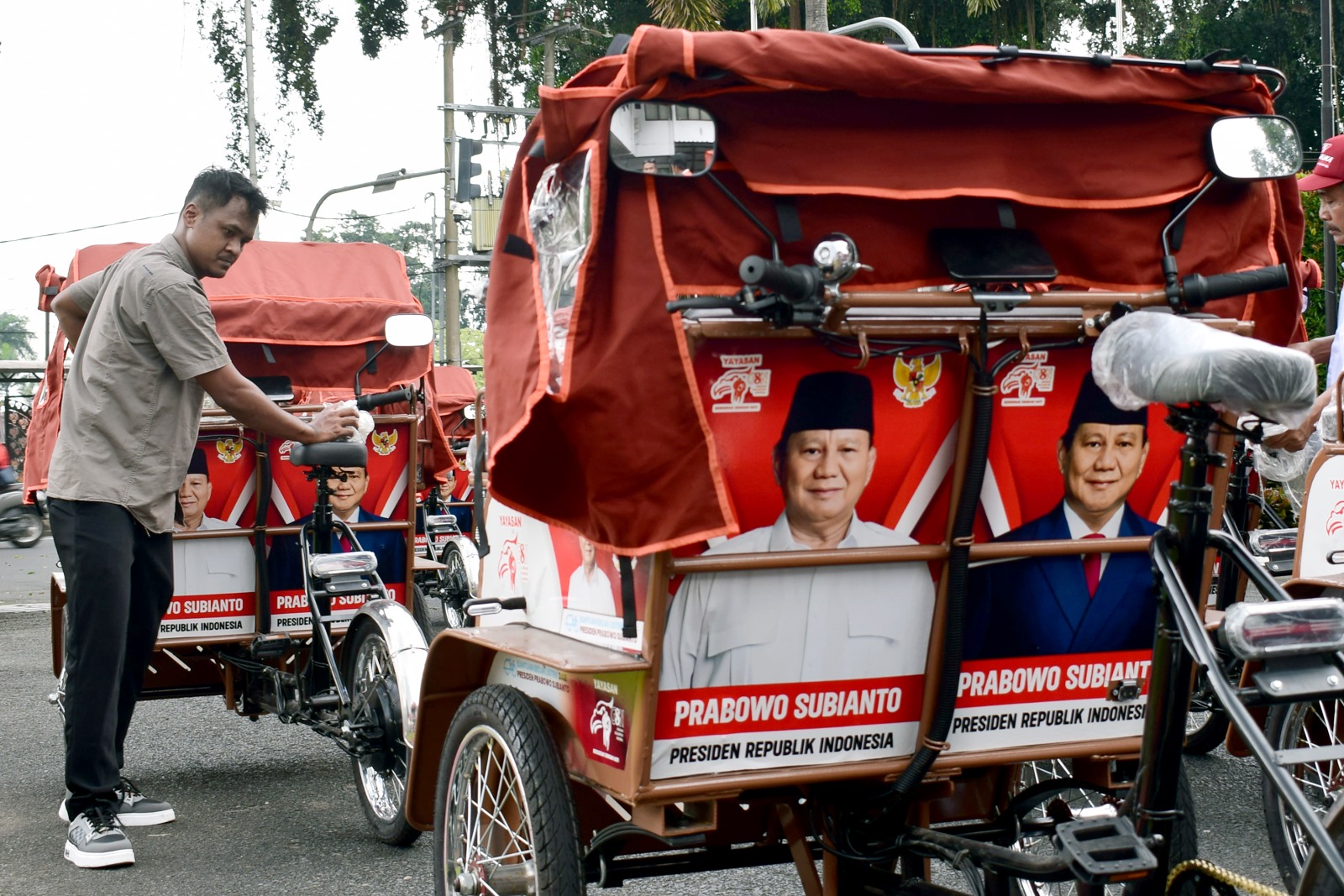 Penyaluran becak listrik bantuan presiden di Blitar