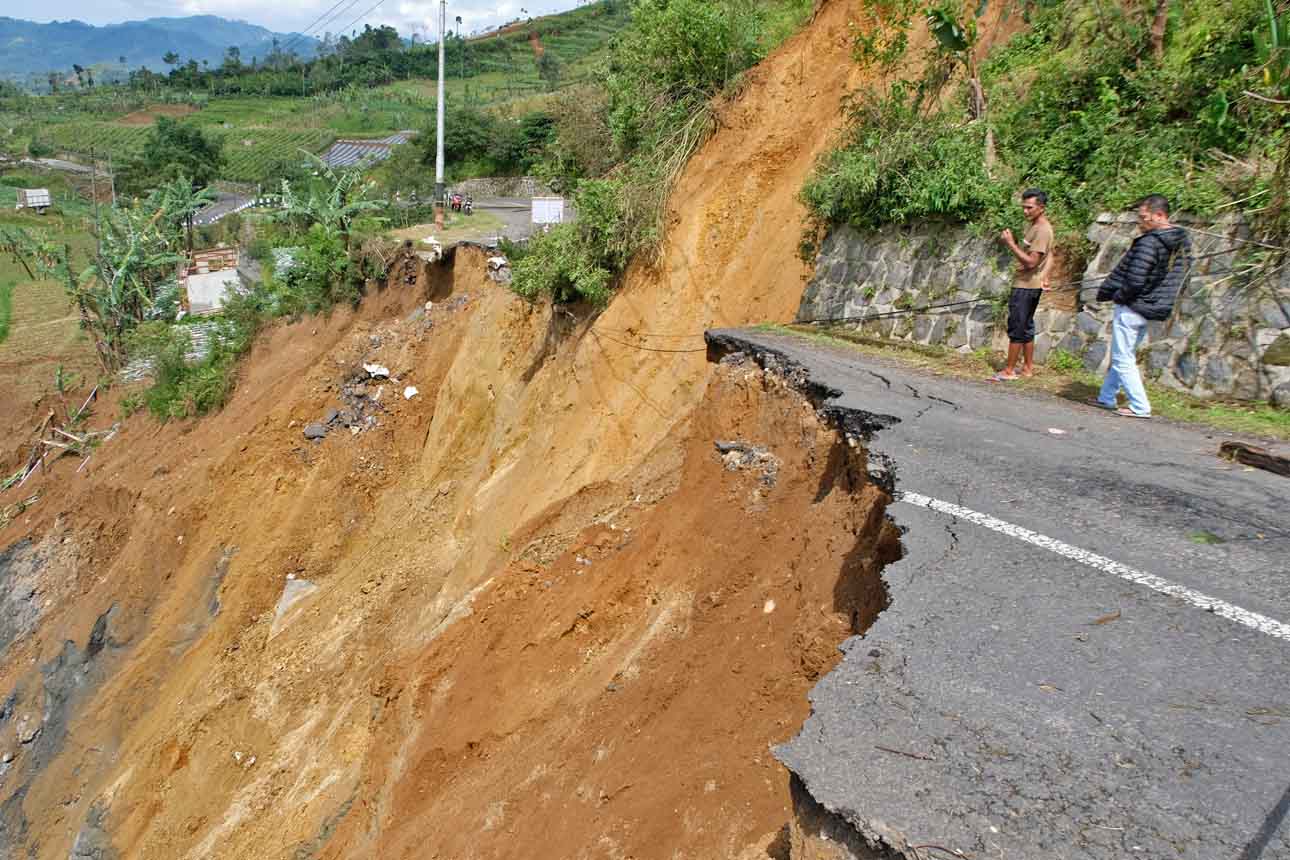 Akses Jalur Alternatif Menuju Dieng Putus Total