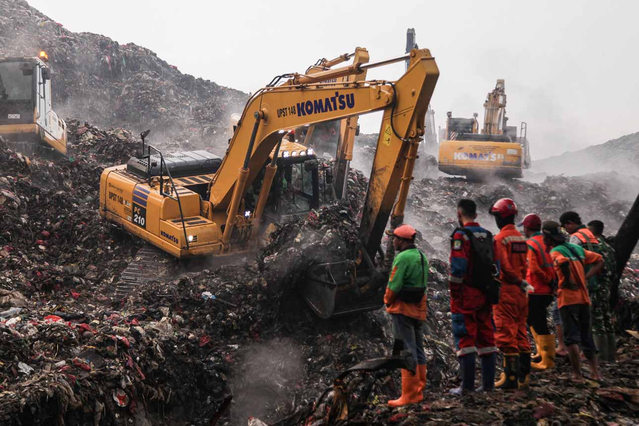 Petugas Gabungan Mencari Korban Longsor di TPST Bantargebang