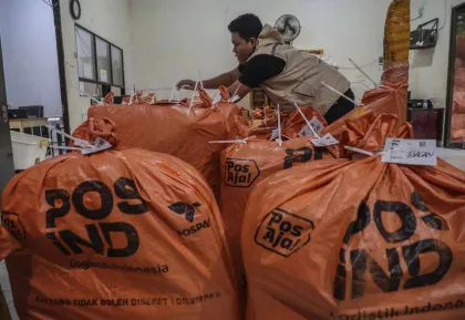 Jelang Lebaran, Pengiriman Paket di Kantor Pos Ternate Meningkat