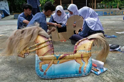 Pelajar praktik membuat kerajinan kuda lumping