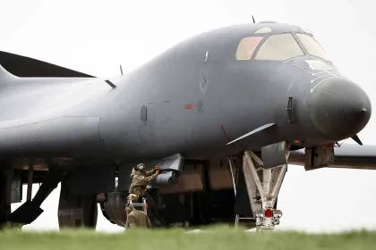 Personel AU AS Siapkan Pembom B-1 Lancer di Pangkalan RAF Fairford