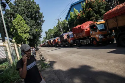 Longsor di TPST Bantargebang Picu Antrean Truk Sampah
