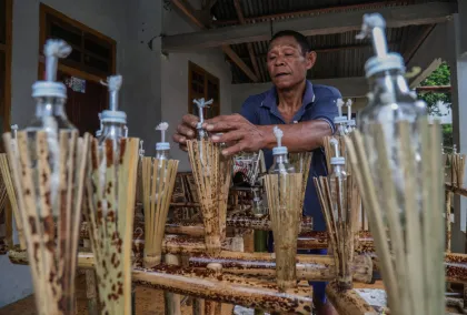 Produksi obor jelang tradisi malam Lailatul Qadar di Ternate