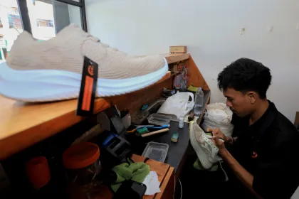 Permintaan jasa cuci sepatu meningkat jelang Lebaran