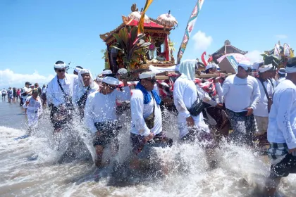 Umat Hindu Melaksanakan Upacara Melasti Jelang Hari Raya Nyepi