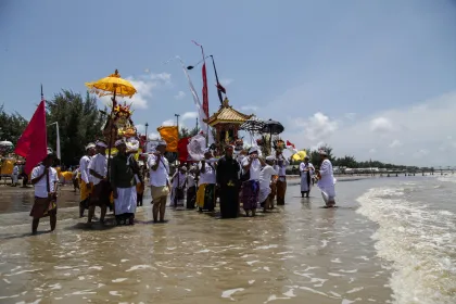 Upacara Melasti jelang Hari Raya Nyepi di Karawang