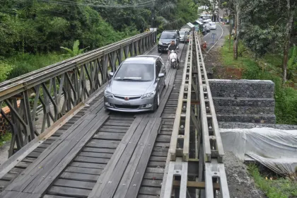 Arus mudik melintas Jembatan Bailey Cikaleho